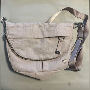 Lululemon Festival bag crossbody in a light mauve